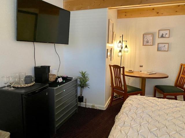 Hotel Moose Creek & Cody